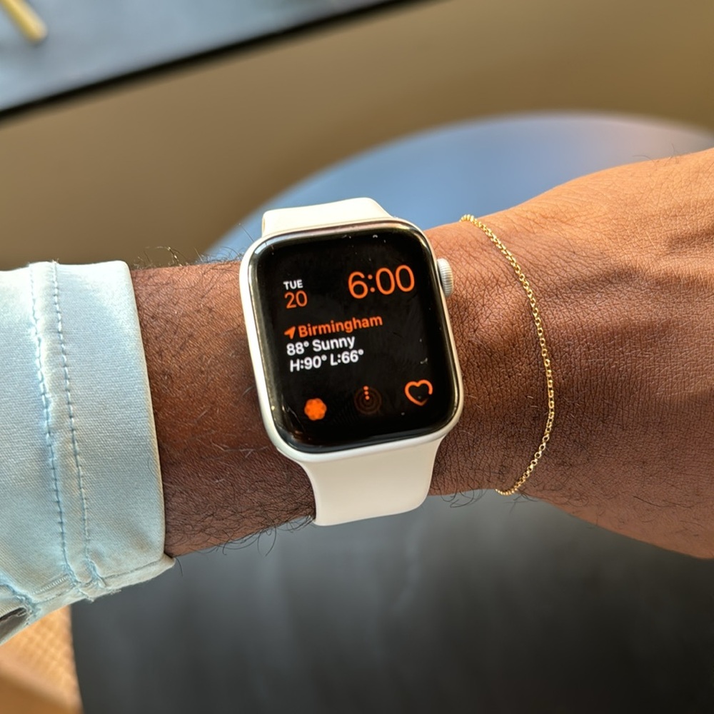 Apple Watch Series 5 (GPS, 44MM) - Silver Aluminum Case
